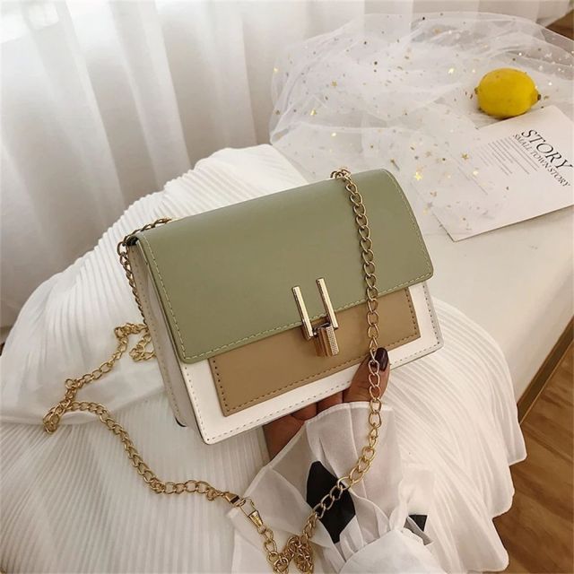 Small shoulder bag with chain strap Green